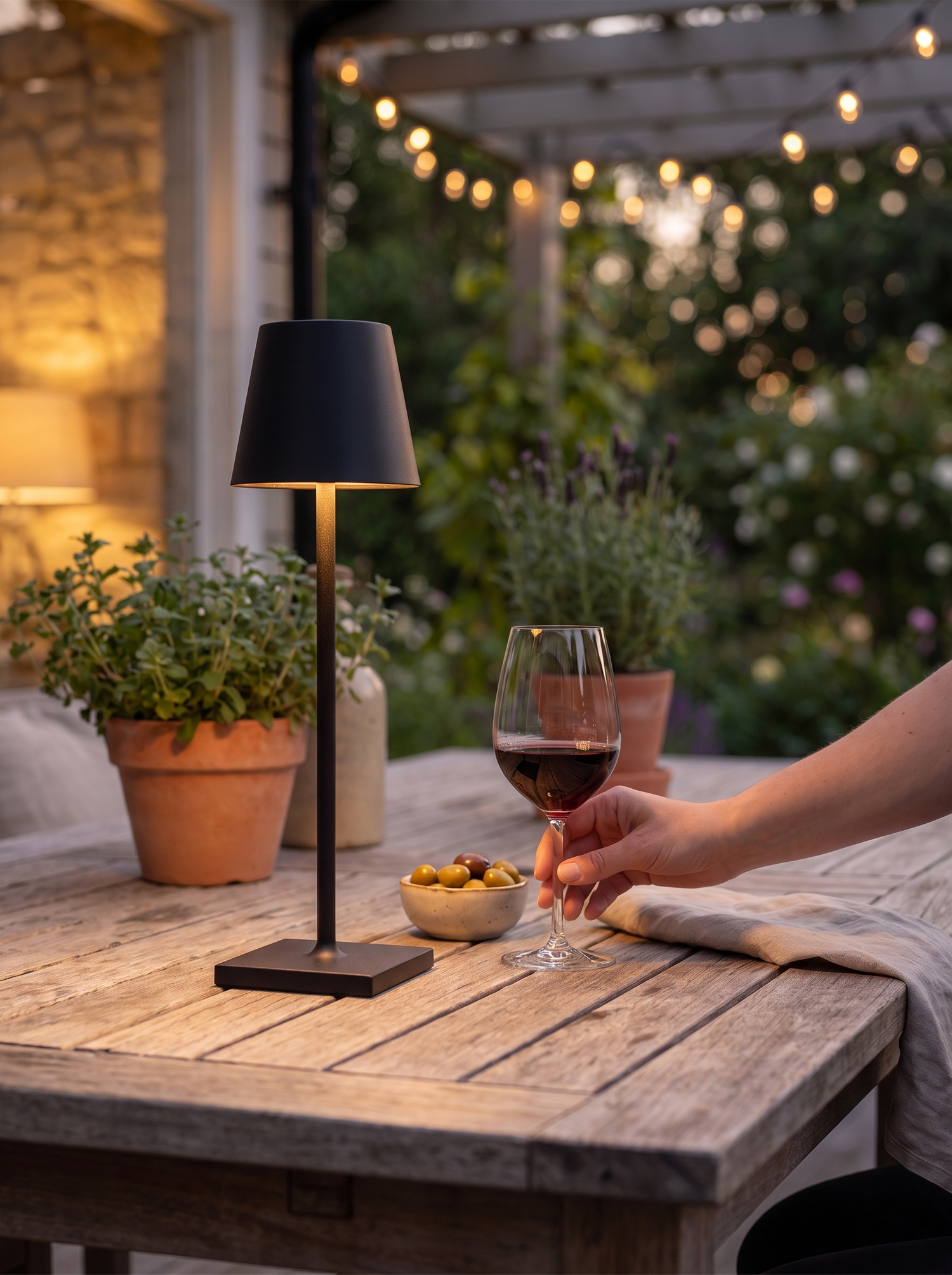 Dimmable Cordless Bar and Restaurant Lamp lifestyle 1